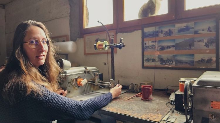 Lisa devant la bobineuse dans son atelier